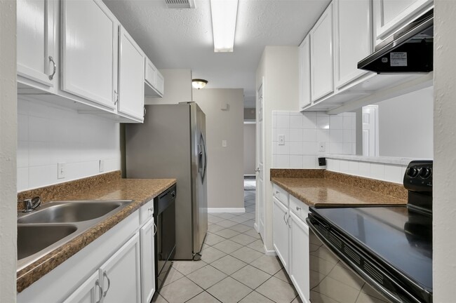 Building Photo - 1018 Surrey Ct