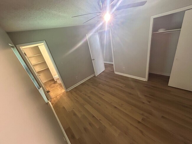 Building Photo - 3br 1.5 ba available now