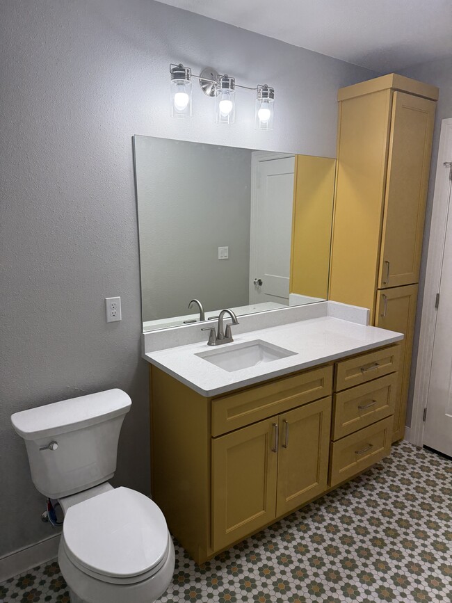 Building Photo - 415 W Mariposa Dr