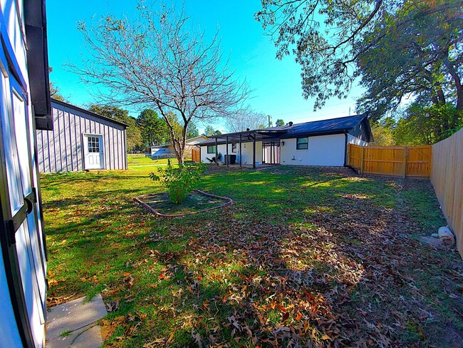 Building Photo - Beautifully Remodeled 3 Bedroom, 2 Bathroo...