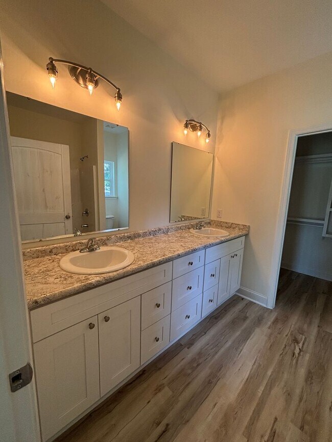 Building Photo - Brand New 3 Bedroom, 2 Bathroom Duplex in ...