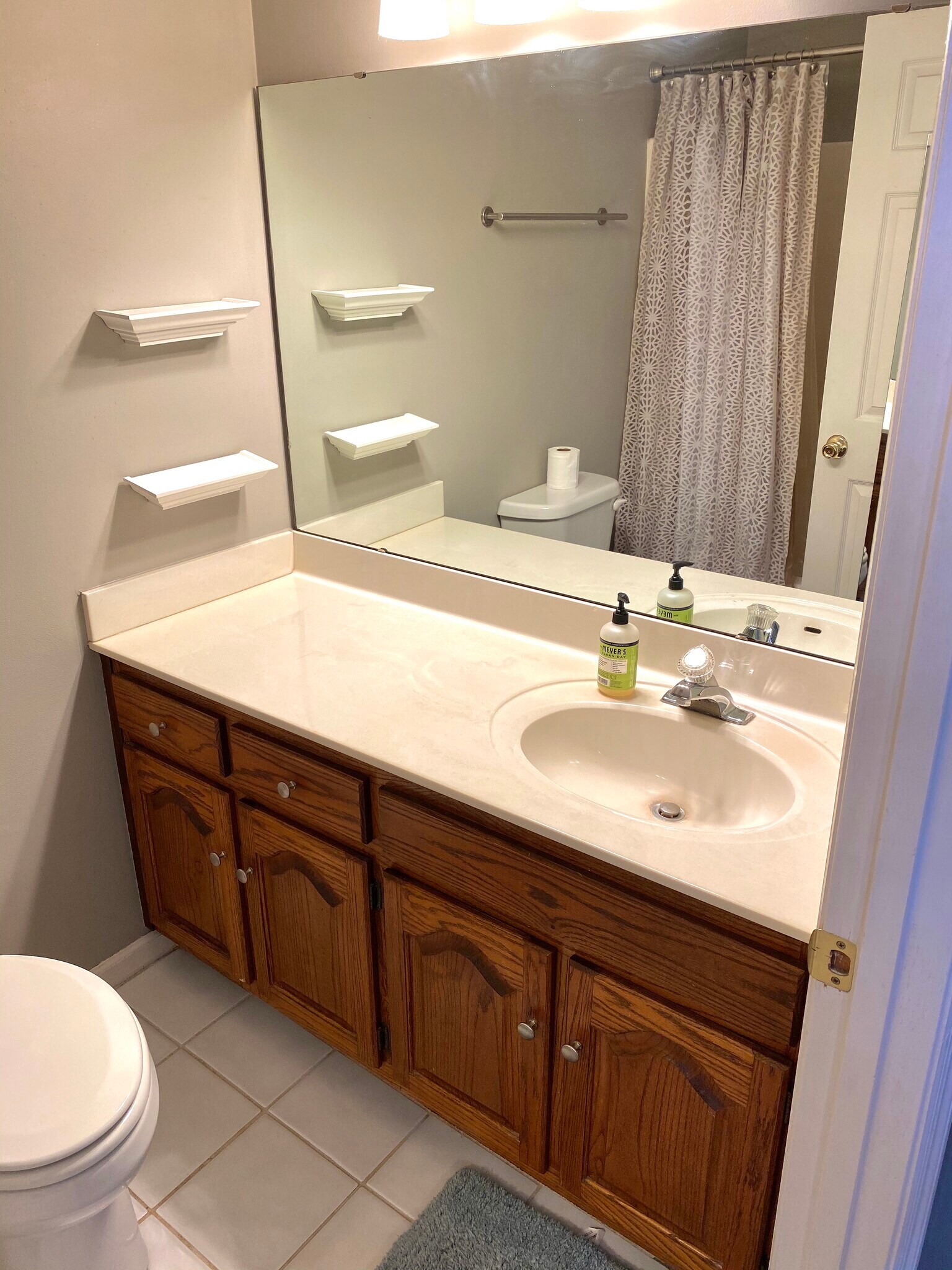 Bedroom 1 bathroom - 816 Oak St