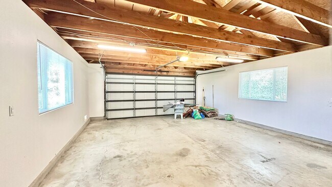Building Photo - Amazing Location & Sprawling Country Livin...