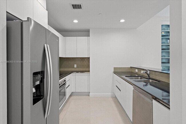 Building Photo - 1050 Brickell Ave