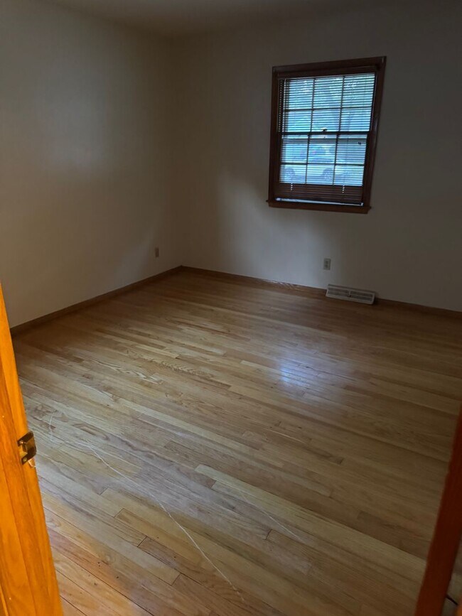 Building Photo - 3-Bedroom Single Family in a great neighborhood - Available October 15!