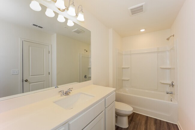 Building Photo - Fantastic 3bd/2.5ba home! Coming soon!