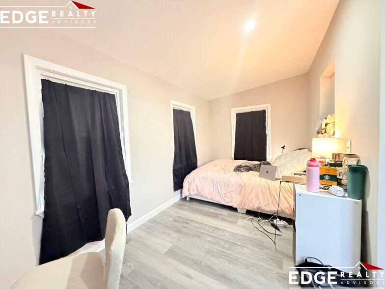 Building Photo - 10 Long Ave