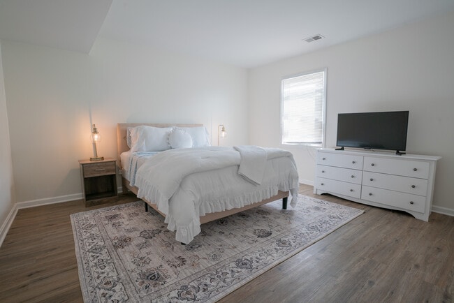 Building Photo - 411 Bromwell Dr