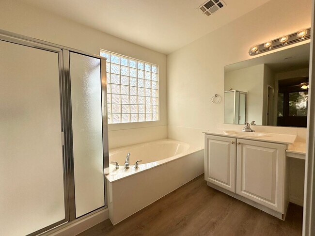 Building Photo - 4684 Riva De Romanza St