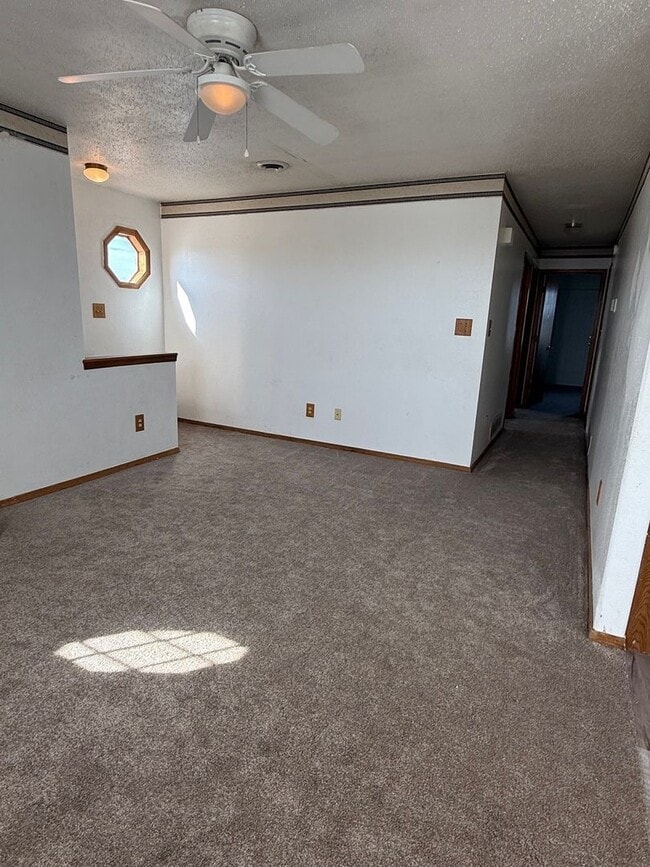 Building Photo - Convenient Location