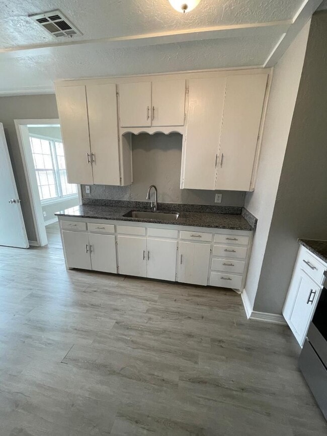 Building Photo - 2 BED 1 BATH DUPLEX FOR LEASE