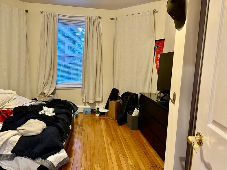 Building Photo - 73 Thatcher St