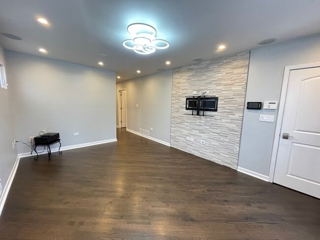 Building Photo - 3230 N Elston Ave