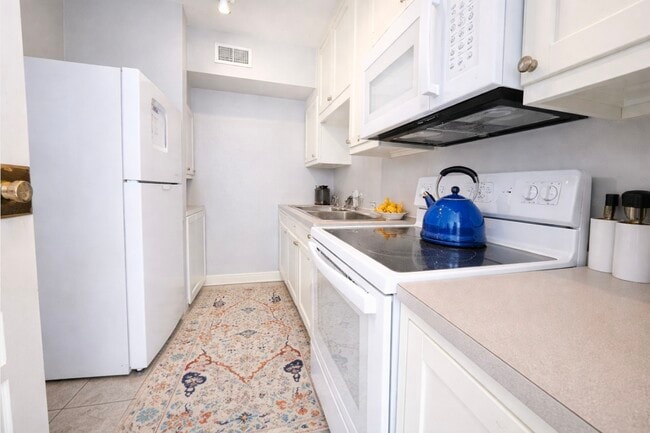 Building Photo - 1656 Kipling St