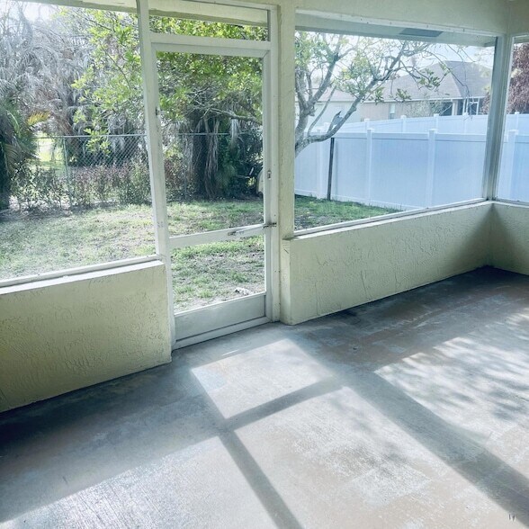 Building Photo - 6911 NW Dorothy St