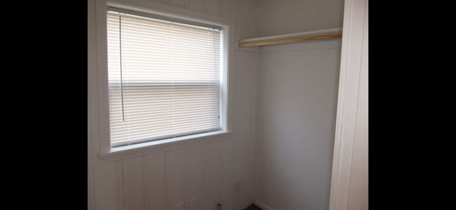 Building Photo - 10706 Hickman Mills Dr