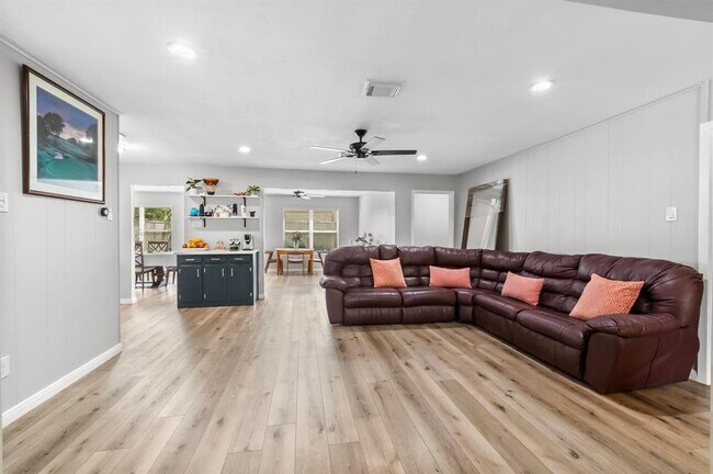 Building Photo - 7019 Lugary Dr