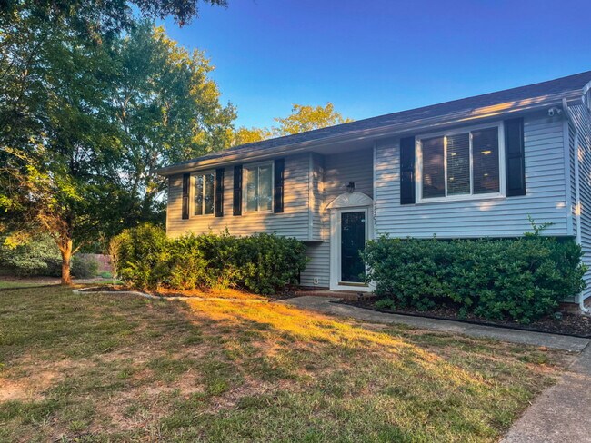 Building Photo - 11501-11505 5 Cedars Rd