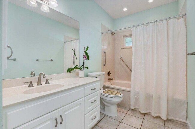 Building Photo - A spacious four bedroom, two and a half bathroom home located in the heart of the DeFuniak Spring...