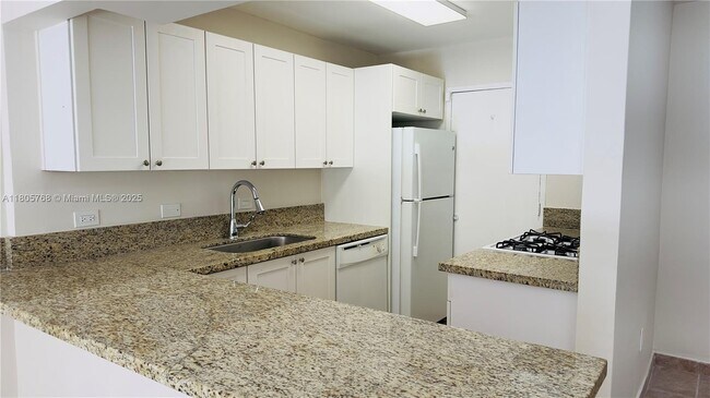 Building Photo - 6900 N Kendall Dr