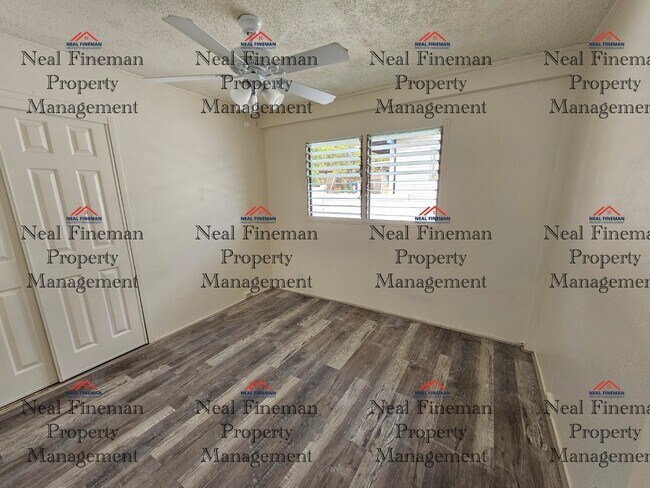 Building Photo - 3 Bed 1 Bath, Includes 2 Parking Stalls in...