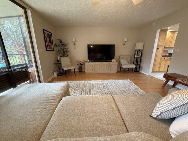 Building Photo - 450 Commodore Dr