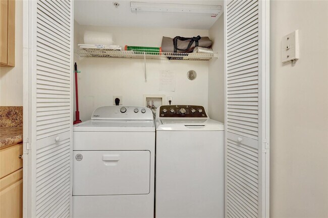 Building Photo - 529 E Sheridan St