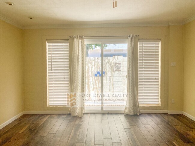 Building Photo - Super Charming 2 Bedroom 2 Bathroom Townhouse
