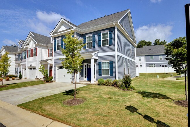 Building Photo - Immaculate End-Unit Townhome