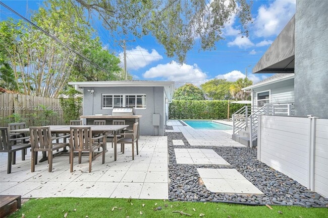 Building Photo - 150 NE 50th St