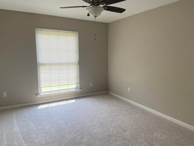 Building Photo - 654 Tara Ln