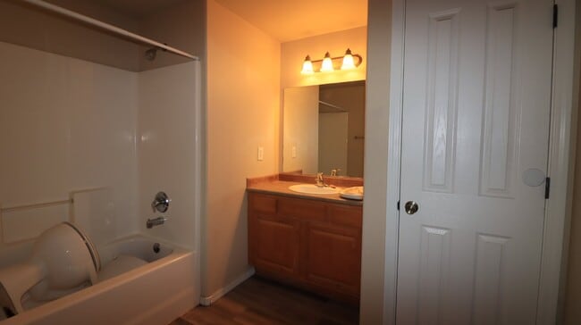 Building Photo - *MOVE IN SPECIAL*  3 Bedroom 2 Bath Single...