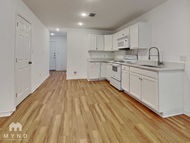 Building Photo - 3034 W Salinas St