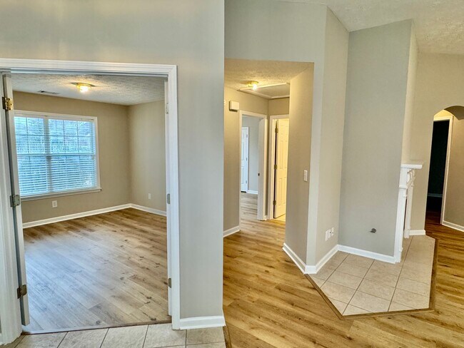 Building Photo - Charming 3-Bedroom, 2-Bath Home in Desirable Deer Creek!