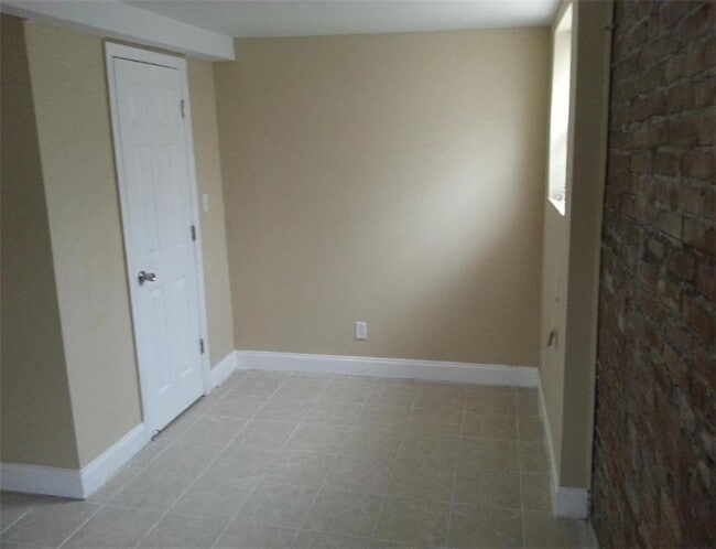 Building Photo - 165 Little St SE