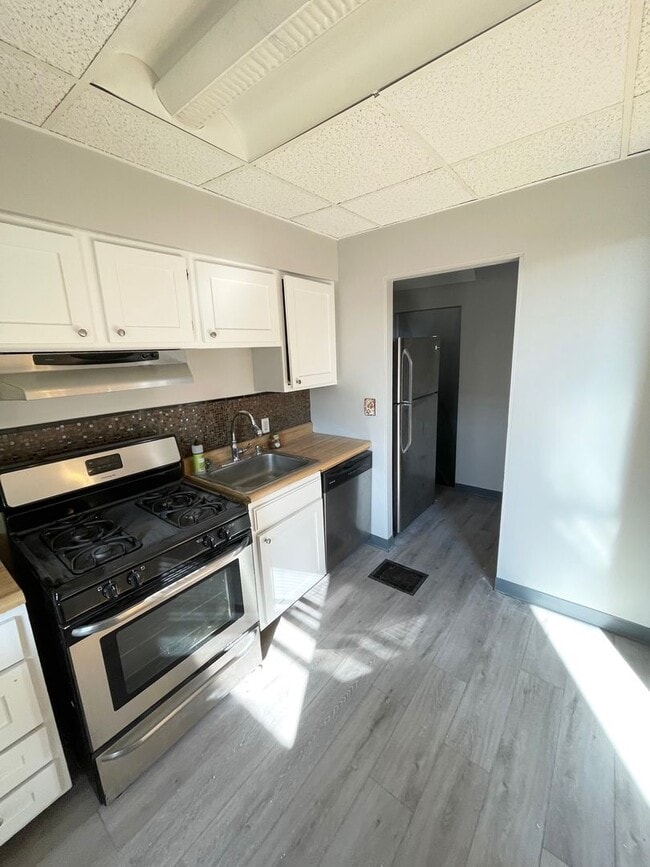 Building Photo - Newly Remodeled 3 Bedroom, 1.5 Bathroom in Brentwood- Basement Bar and Central Air!!