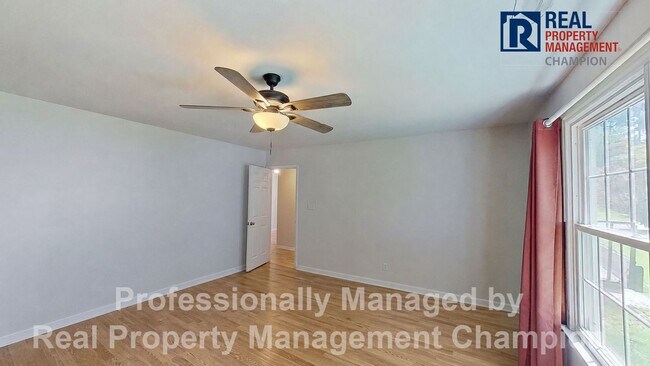 Building Photo - Charming home with open floor plan, vaulted ceilings and spacious backyard