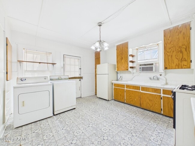 Building Photo - 324 General Mouton Ave