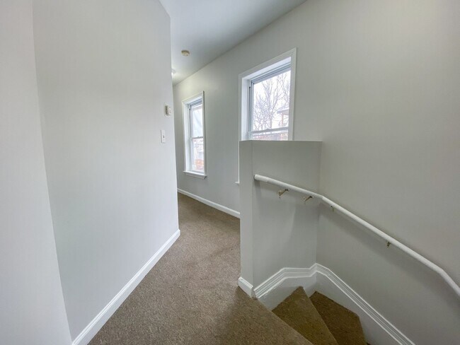 Building Photo - Gorgeous single-family home near Hartford Hospital