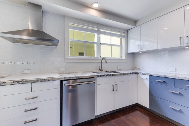 Building Photo - 623 NE 8th Ave