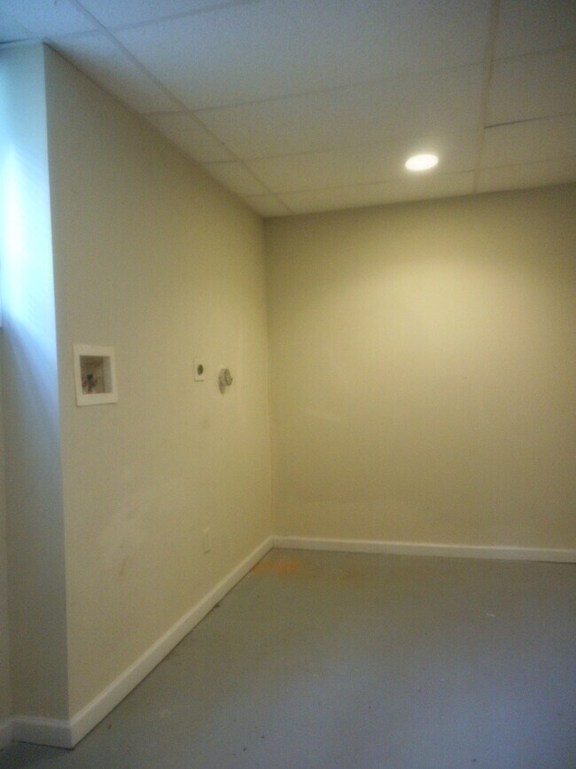 Building Photo - Sweet 4 Bed x 2 Bth (SORRY! NO SECTION 8)
