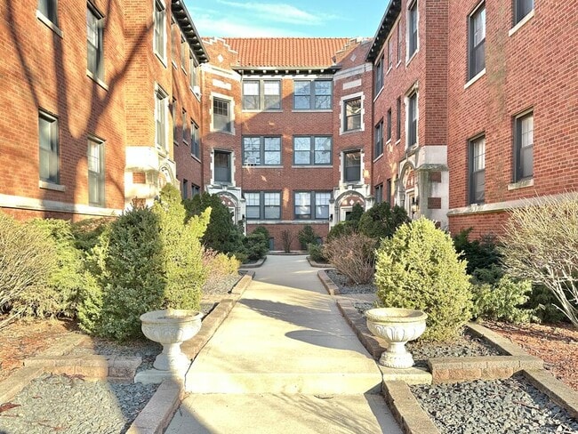 Building Photo - 1309 Oak Ave