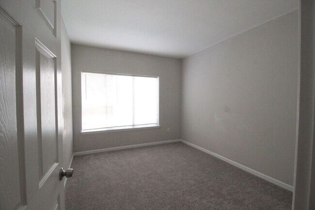 Building Photo - Long Realty & Property Management - 3 Bedroom Condo in Gated Community with Amenities