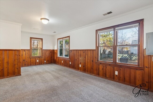 Building Photo - $1,100/month - 2 Bed 1 Bath