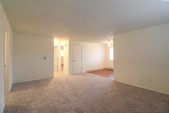 Building Photo - 2 Bed, 1 Bath Unit in Kennewick 4-Plex