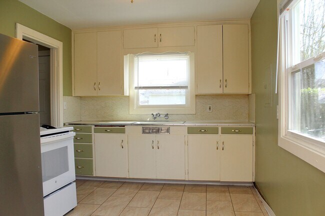 Building Photo - Super Cute 2 Bedroom Woodstock Bungalow wi...