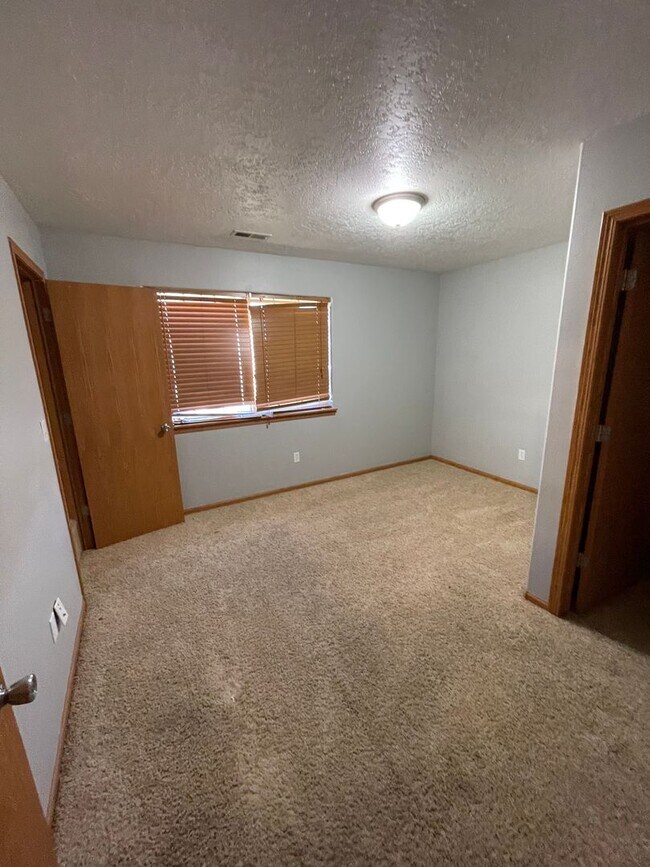 Building Photo - 3 bedroom 3.5 Bathroom Townhouse FOR RENT!!