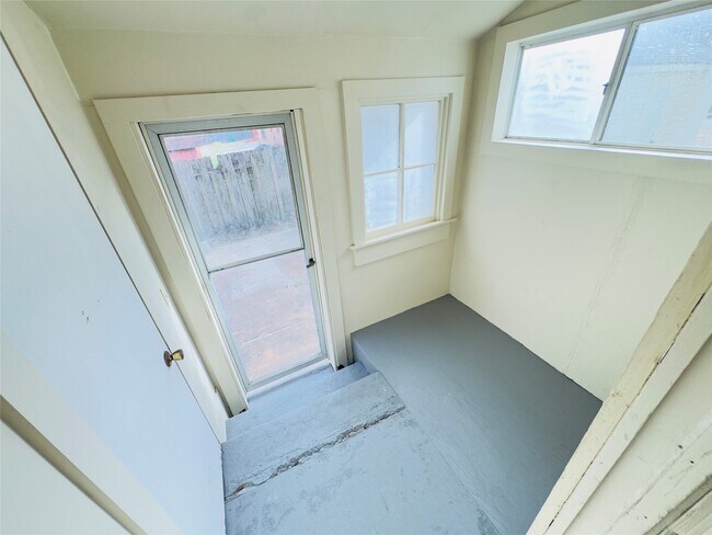 Building Photo - 409 Botts St