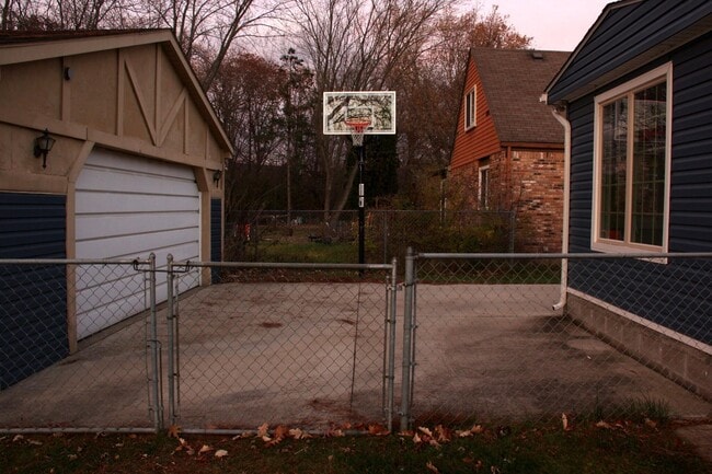 Building Photo - 43592 Champlain Ct