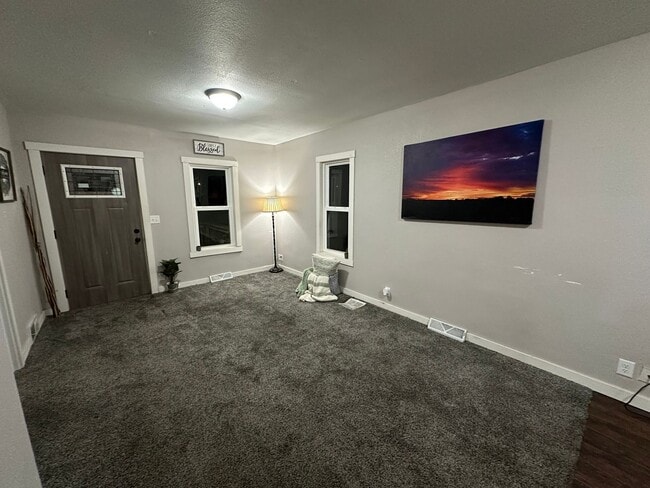 Building Photo - Remodeled 3 bed, 1 bath home for rent.